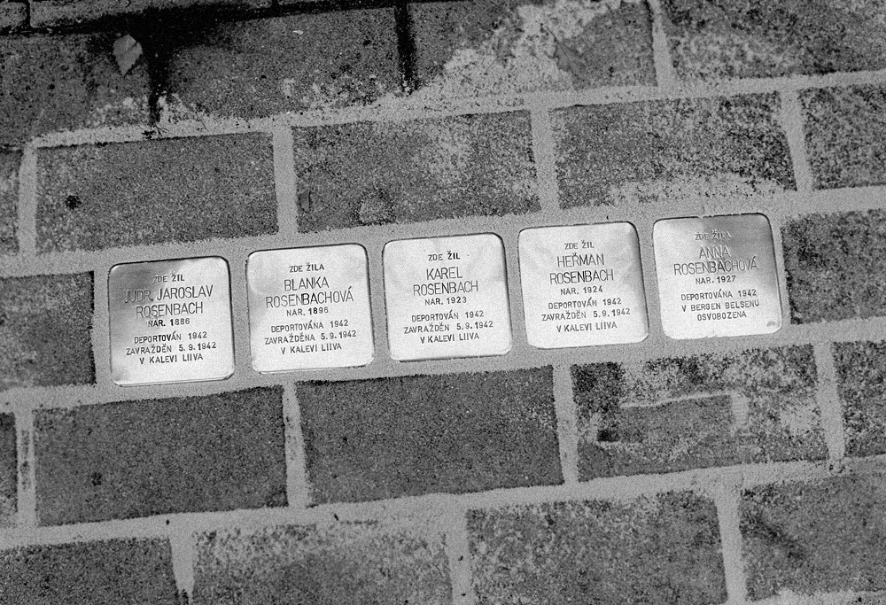 Pamětní kameny, tzv. Stolpersteine před vilou rodiny Rosenbachových